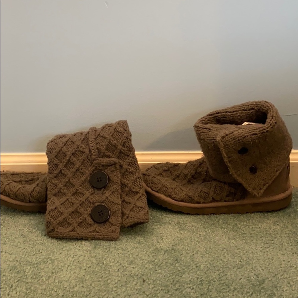 Grey knit UGG boot